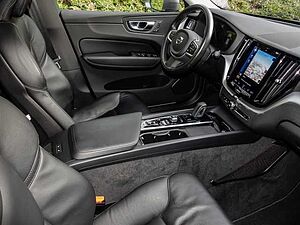 Volvo  Momentum Pro AWD B4 Diesel EU6d Allrad StandHZG Navi Leder digitales Cockpit Mem