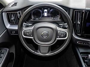 Volvo  Momentum Pro AWD B4 Diesel EU6d Allrad StandHZG Navi Leder digitales Cockpit Mem