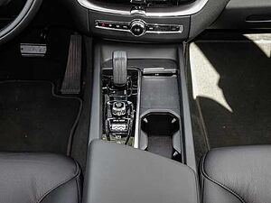 Volvo  Momentum Pro AWD B4 Diesel EU6d Allrad StandHZG Navi Leder digitales Cockpit