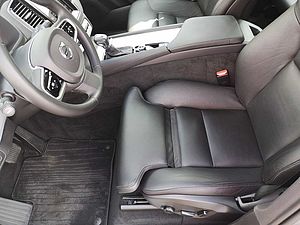 Volvo  D5 Autom. AWD Momentum ++LEDER+CAM+LED+CD++
