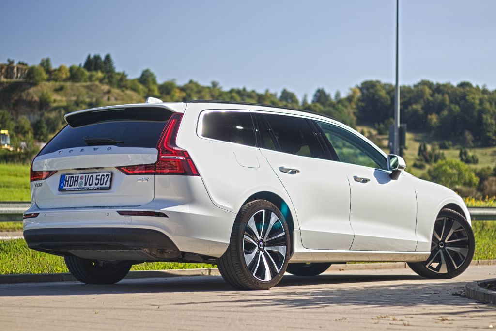 Volvo  V60 Core, B3 Mild-Hybrid, Benzin